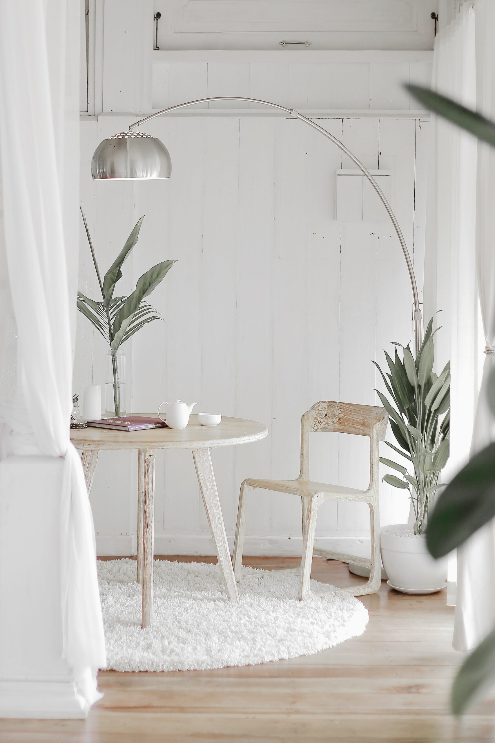 Alfombras de Fibra Vegetal de diferentes formas Silla y mesa blanca sobre alfombra redonda blanca